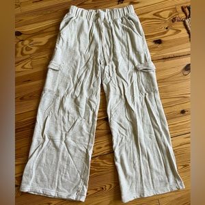 Colsie M sweats with cargo pockets - cream color